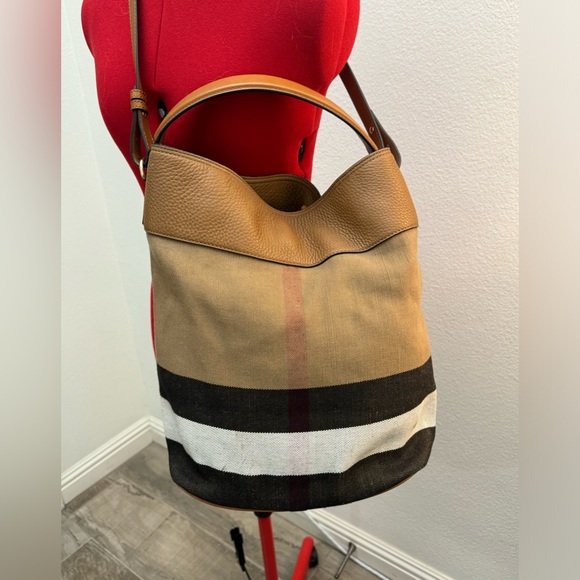 BURBERRY Bucket bag with tassel - Picture 6 of 16